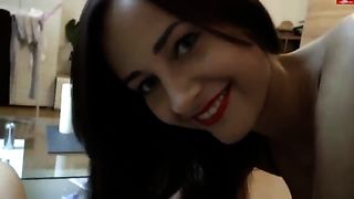 Цыпочка в черных чулочках жарится с парнем, который снимает процесс на камеру