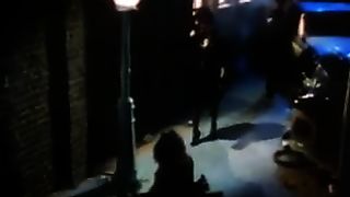 Ретро шлюха трахается с полицейским на глазах у напарницы