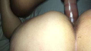 Мужик жёстко трахает раком пьяную упитанную бабу на кровати